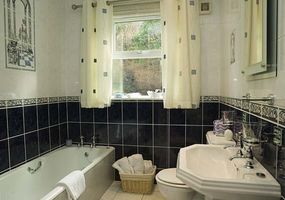 The Gantocks, a Visit Scotland 5 star B&B, is spectacularly situated overlooking Loch Linnhe and the Ardgour hills. A Panorama bathed in ever c...