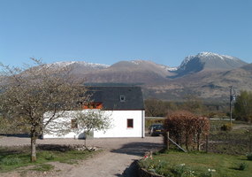 A spacious four star cottage with one of the best views in Britain. Sleeps 4 or 5. Situated on the sunnier side of the Great Glen, it offers instan...
