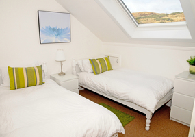 Ideal for exploring the West Coast and Inner Isles this lovely apartment has wonderful views of Ben Nevis, Loch Linnhe and Fort William. Set in an ...
