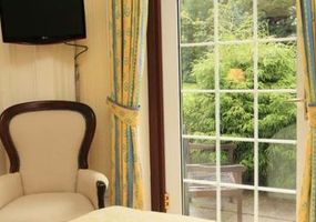 This Victorian villa has superb views across Loch Linnhe yet is only 5 minutes walk from Fort William's shops, restaurants and bars. Our Fort Willi...