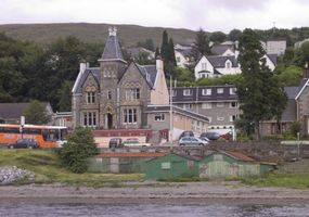 With superb lochside views and a short distance to Fort William town centre, the Cruachan Hotel is a good choice as an affordable hotel if you are ...