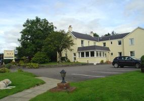 Situated in its own extensive grounds on the banks of the River Nevis. Glenlochy - Nevis Bridge Apartments (formerly Glenlochy Guest House) are ide...