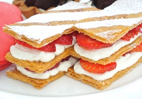 Listing strawberry cake